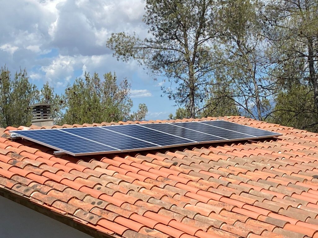 Vivienda sin conexión a red con caldera de pellets y paneles fotovoltáicos