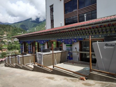 Centro de estudios de Bhutan - Systema hibrido, paneles fotovoltaicos y aerotermia